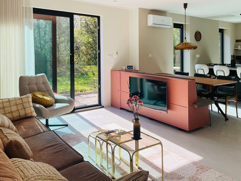 vakantiegeluk-woonkamer-zonnig